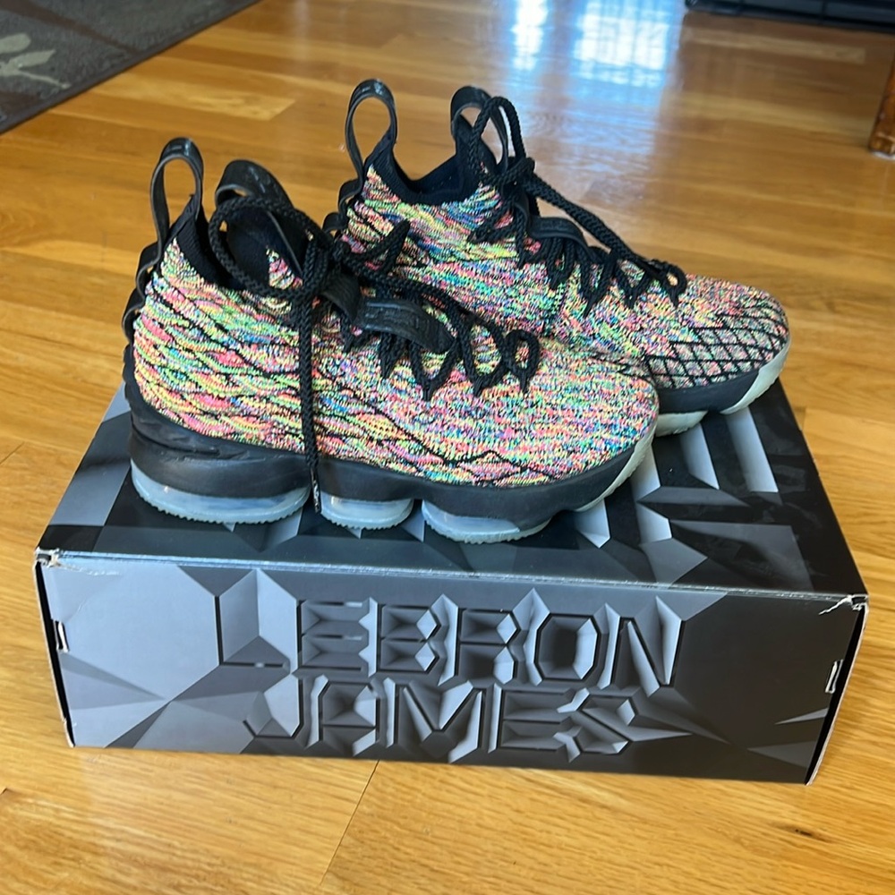 nike Lebron XV youth basketball shoes multicolor/black size 3.5